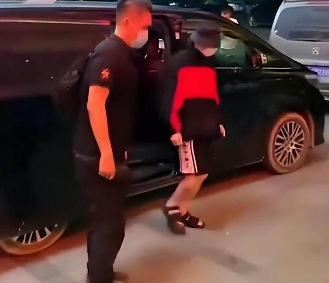 Lý Dịch Phong từ trại giam về thẳng công ty. Ảnh: 163