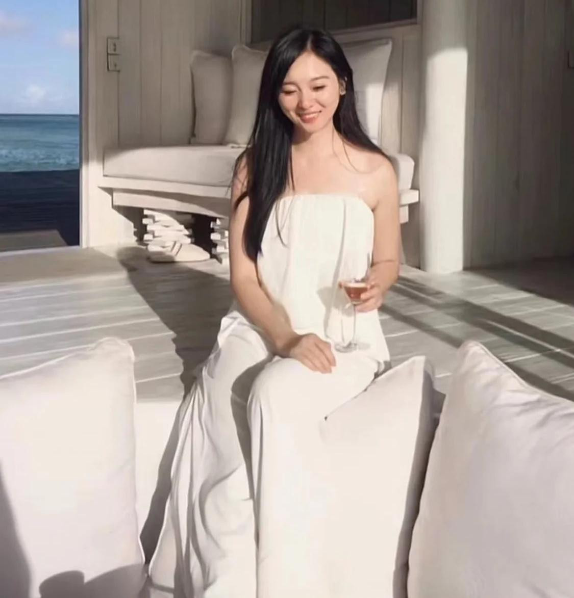 Châu Kiệt vướng tin hẹn hò với nữ người mẫu trẻ. Ảnh: Sina.