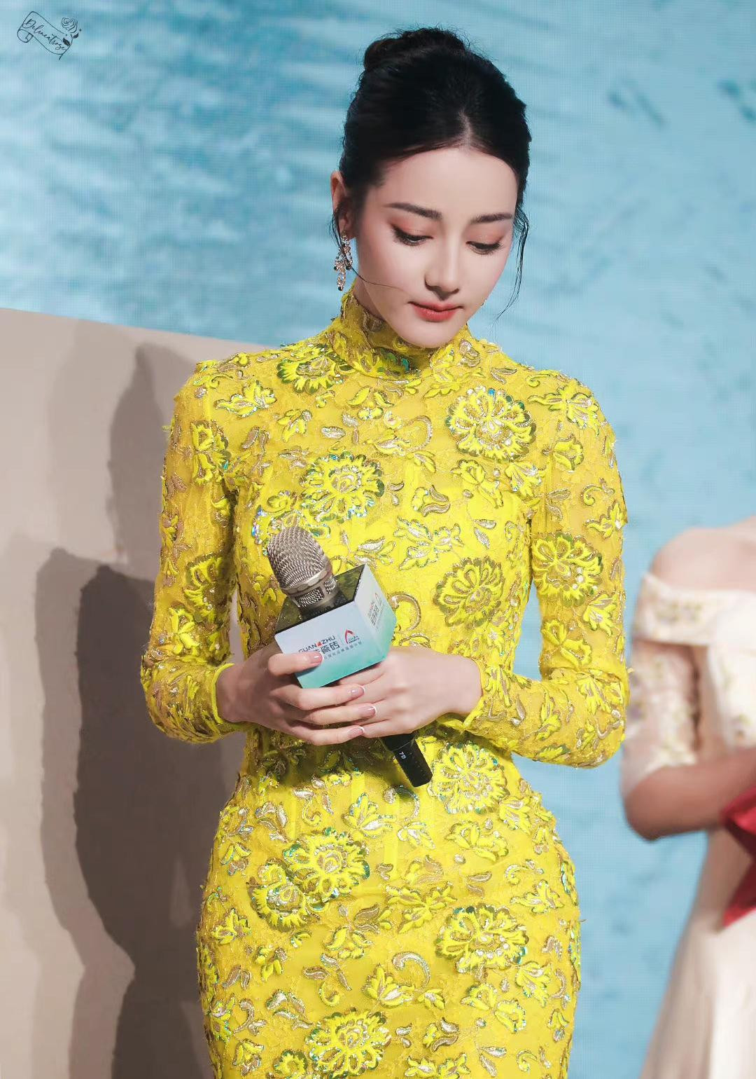 Bộ lễ phục vừa giúp Địch Lệ Nhiệt Ba thể hiện nét sang trọng, quý phái, vừa có thiết kế cut-out gợi cảm phía sau, giúp nữ diễn viên khoe được tấm lưng ong.