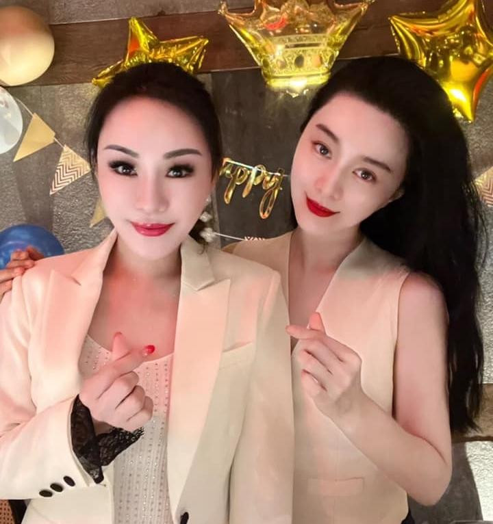 Loạt ảnh sinh nhật của Phạm Băng Băng nhận được lời khen ngợi của công chúng. Ở tuổi 41, &quot;nữ hoàng thảm đỏ&quot; của Trung Quốc vẫn giữ được sắc vóc trẻ trung và ngày càng đẹp mặn mà. Khán giả bình luận: &quot;Đã lâu rồi không có ngôi sao nào có nhan sắc nổi bật, làm lu mờ người khác như Phạm Băng Băng&quot;. Theo Sina, Dương Mịch, Địch Lệ Nhiệt Ba, Nghê Ni đều không thể thay thế danh hiệu &quot;nữ hoàng thảm đỏ&quot; của đàn chị.