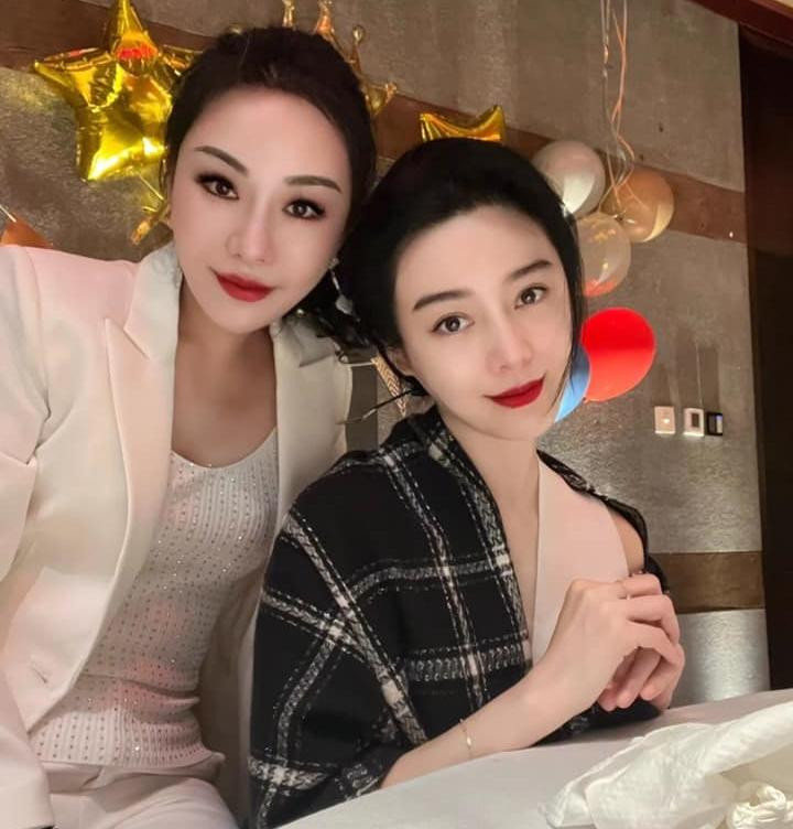 Loạt ảnh sinh nhật của Phạm Băng Băng nhận được lời khen ngợi của công chúng. Ở tuổi 41, &quot;nữ hoàng thảm đỏ&quot; của Trung Quốc vẫn giữ được sắc vóc trẻ trung và ngày càng đẹp mặn mà. Khán giả bình luận: &quot;Đã lâu rồi không có ngôi sao nào có nhan sắc nổi bật, làm lu mờ người khác như Phạm Băng Băng&quot;. Theo Sina, Dương Mịch, Địch Lệ Nhiệt Ba, Nghê Ni đều không thể thay thế danh hiệu &quot;nữ hoàng thảm đỏ&quot; của đàn chị.