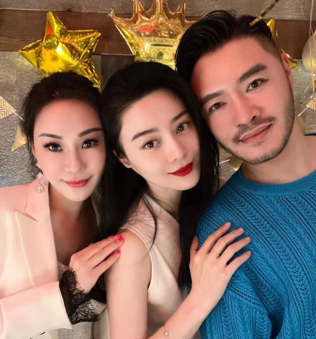 Phạm Băng Băng và Quách Nham Phong bị phát hiện chuyện tình cảm vào tháng 6. Quách Nham Phong thường xuất hiện trong các hoạt động của nữ diễn viên một cách kín đáo, lặng lẽ. Theo Sina, Quách Nham Phong xuất thân quân đội, sau khi giải ngũ làm phó giám đốc công ty tài chính lớn. Anh còn giúp đỡ nữ diễn viên điều hành hoạt động kinh doanh công ty mỹ phẩm.