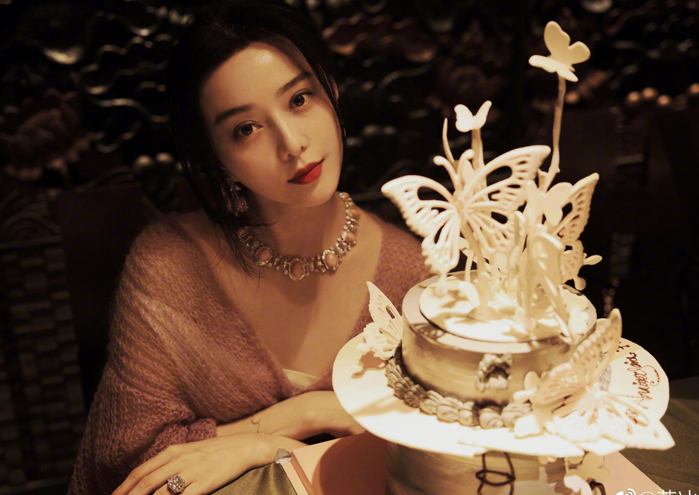 Ngày 16/9, trang 163 đưa tin Phạm Băng Băng tổ chức các bữa tiệc ở Bắc Kinh, Thượng Hải (Trung Quốc) để kỷ niệm tuổi mới cùng bạn bè, gia đình. Trên trang cá nhân, nữ diễn viên chia sẻ loạt ảnh mới với dòng tâm sự: &quot;Lại một năm nữa trôi qua, người nhà của tôi, bạn bè, tri kỷ, còn có các bạn - những người yêu tôi! Cô đơn không phải vĩnh viên, ở bên nhau mới là vĩnh viễn! Yêu các bạn!&quot;.