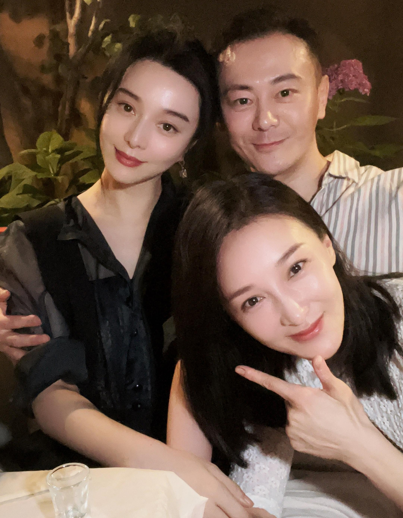 Vào dịp sinh nhật, Phạm Băng Băng gặp lại nhiều đồng nghiêp cũ như Mai Đình, Ngô Hiểu Mẫn, Lý Giải, những người đã hợp tác với cô nhiều năm. Bên cạnh đó, nữ đạo diễn Lý Ngọc cũng tới tham gia buổi tiệc. &quot;Mọi người thường nói, tôi đẹp nhất qua góc máy của Lý Ngọc&quot;, Phạm Băng Băng tiết lộ ảnh sinh nhật của cô do đạo diễn tri kỷ chụp.