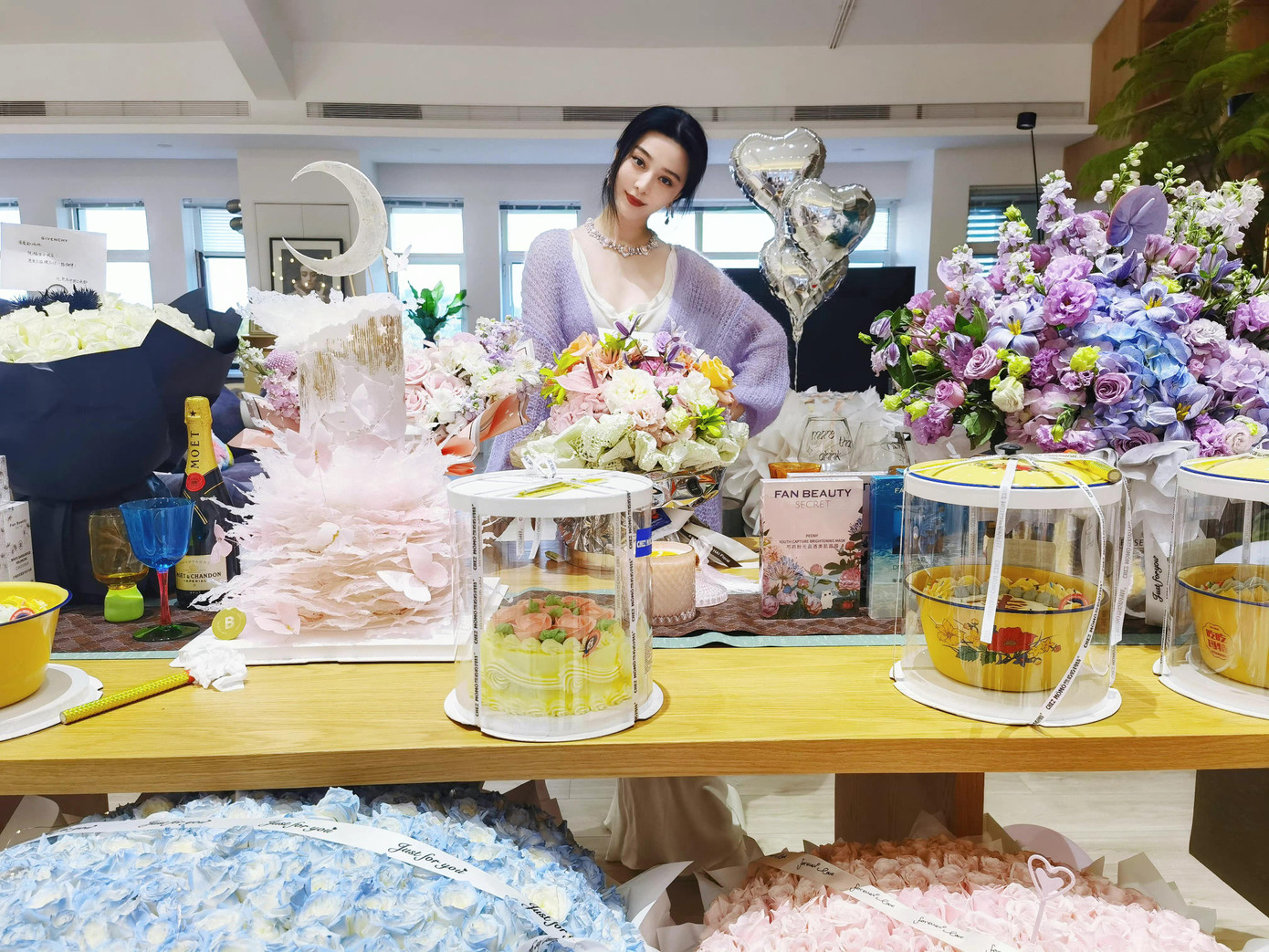 Ngoài ra, Phạm Băng Băng còn nhận được nhiều hoa và quà tặng của người hâm mộ. Tuy nhiên, theo lời chia sẻ của Phạm Băng Băng, trang Chinapress cho rằng nữ diễn viên đã quay trở lại trạng thái độc thân, chia tay bạn trai Quách Nham Phong.