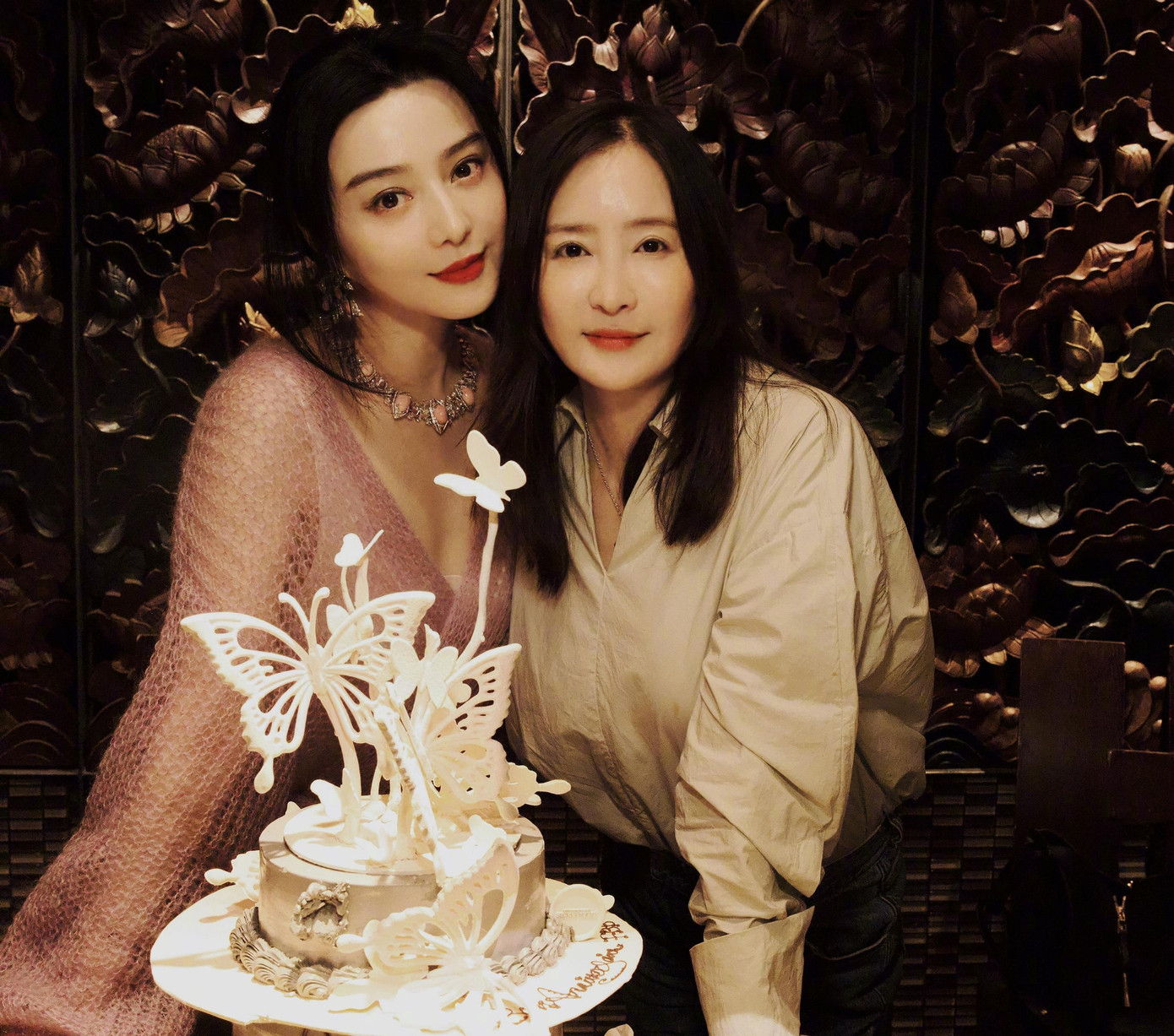 Lý Ngọc và Phạm Băng Băng hợp tác trong nhiều phim như Núi Quan Âm, Lạc lối ở Bắc Kinh... Trong đó, Núi Quan Âm là tác phẩm quan trọng trong sự nghiệp của Phạm Băng Băng, giúp cô đoạt Nữ diễn viên chính xuất sắc tại Liên hoan phim Tokyo năm 2010. Có thể nói, sự hợp tác ăn ý với Lý Ngọc đã giúp Phạm Băng Băng đạt đến đỉnh cao sự nghiệp, xóa đi danh tiếng &quot;bình hoa di động&quot; trên màn ảnh. Thậm chí, hai nghệ sĩ còn thân thiết tới mức từng có tin đồn họ hẹn hò đồng giới.