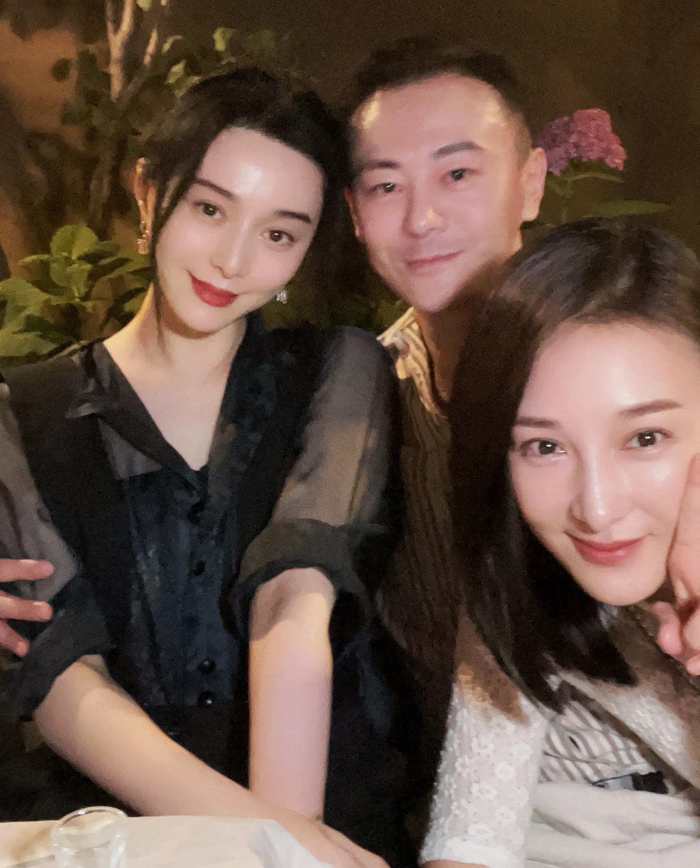 Vào dịp sinh nhật, Phạm Băng Băng gặp lại nhiều đồng nghiêp cũ như Mai Đình, Ngô Hiểu Mẫn, Lý Giải, những người đã hợp tác với cô nhiều năm. Bên cạnh đó, nữ đạo diễn Lý Ngọc cũng tới tham gia buổi tiệc. &quot;Mọi người thường nói, tôi đẹp nhất qua góc máy của Lý Ngọc&quot;, Phạm Băng Băng tiết lộ ảnh sinh nhật của cô do đạo diễn tri kỷ chụp.