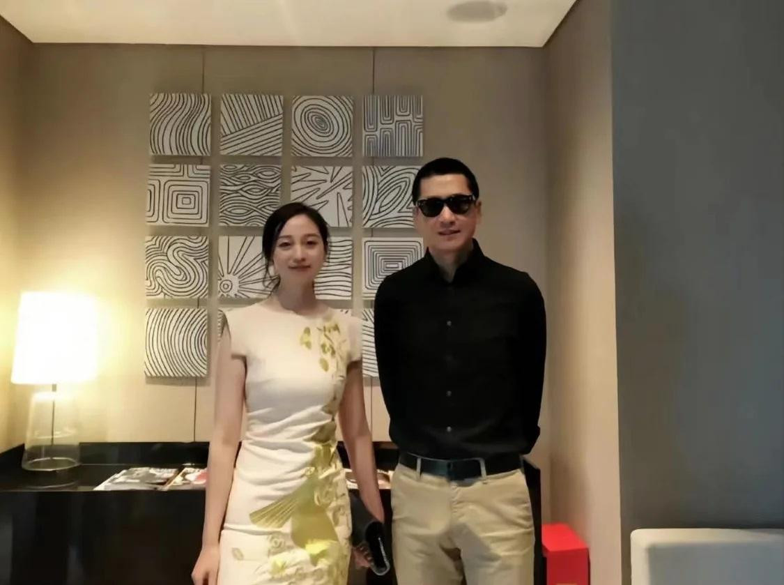 Châu Kiệt vướng tin hẹn hò với nữ người mẫu trẻ. Ảnh: Sina.