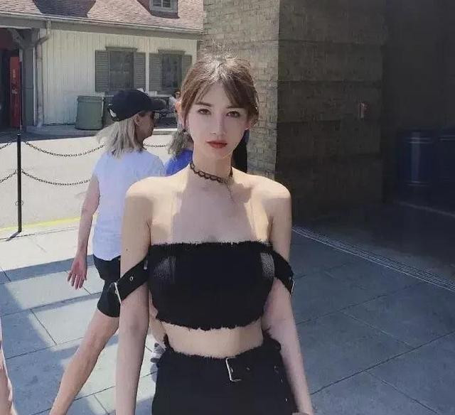 Hot girl Loan Loan từng đăng nhiều ảnh trùng khớp với Lý Dịch Phong. Hot girl Loan Loan từng đăng nhiều ảnh trùng khớp với Lý Dịch Phong.