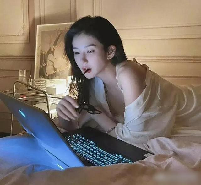 Hot girl Loan Loan từng đăng nhiều ảnh trùng khớp với Lý Dịch Phong. Hot girl Loan Loan từng đăng nhiều ảnh trùng khớp với Lý Dịch Phong.