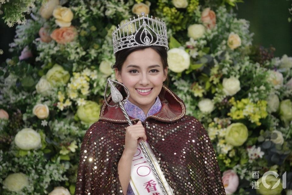 Vẻ đẹp lai của Tạ Gia Di từng gây ấn tượng trong cuộc thi Hoa hậu Hong Kong 2020. Ảnh: HK01. Vẻ đẹp lai của Tạ Gia Di từng gây ấn tượng trong cuộc thi Hoa hậu Hong Kong 2020. Ảnh: HK01.