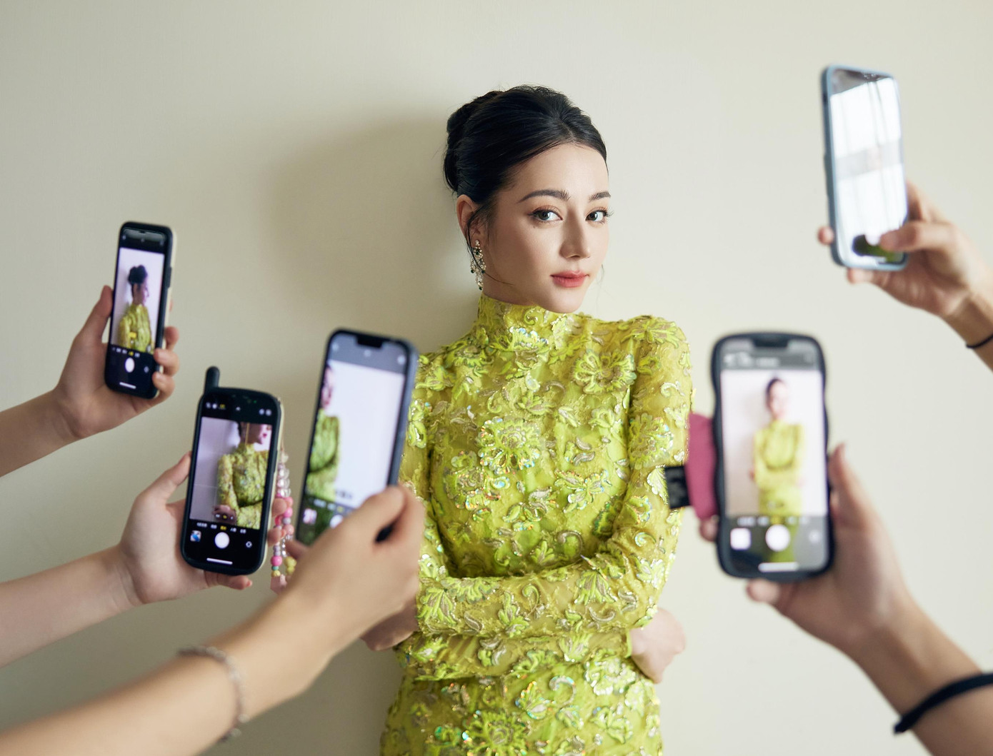 Khả năng tự biến mình thành tâm điểm chú ý của Nhiệt Ba được các thương hiệu yêu thích, phù hợp với nhu cầu quảng bá hình ảnh sản phẩm của nhãn hàng. Do đó, Địch Lệ Nhiệt Ba là cái tên được nhiều thương hiệu săn đón. Cô là nữ diễn viên 9X có số lượng hợp đồng quảng cáo nhiều nhất nhì giới giải trí. Giá trị thương mại của Địch Lệ Nhiệt Ba luôn đứng top đầu, thậm chị vượt qua các đàn chị Dương Mịch, Triệu Lệ Dĩnh.