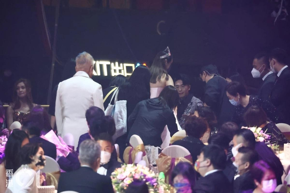 Hướng Hải Lam vấp ngã khi lên sân khấu trao giải. Ban tổ chức phải chữa cháy bằng tiết mục khác.