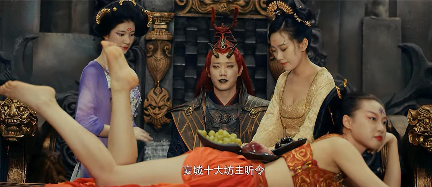 Yêu Thành là nơi trụy lạc với các yêu nữ mặc trang phục hở hang. Ảnh: HK01. Yêu Thành là nơi trụy lạc với các yêu nữ mặc trang phục hở hang. Ảnh: HK01.