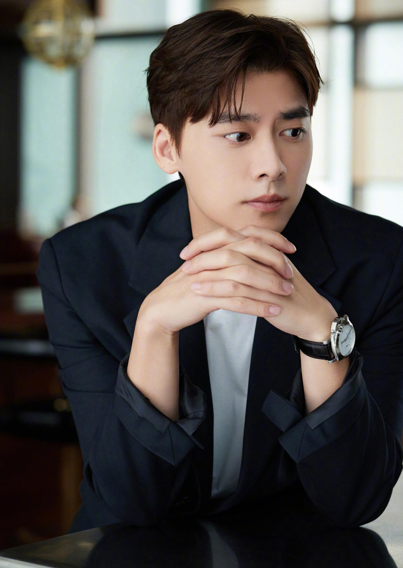 Theo Sina, chỉ trong một ngày Lý Dịch Phong sụp đổ sự nghiệp khi bị bắt vì mua dâm nhiều lần. Tai tiếng khiến hình ảnh của nam diễn viên tụt dốc trong mắt công chúng. Truyền thông còn phát hiện Lý Dịch Phong từng ra nước ngoài vào đúng dịp sinh nhật mẹ, để tận hưởng một tuần xả hơi cùng hot girl mạng tên Blase Loan Loan. Người đẹp này từng có mối quan hệ với nhiều sao nam khác như Jackson, Seungri, Trần Vỹ Đình, nhưng bị nhận định là gái gọi cao cấp. Tuy nhiên, khi bị phát hiện, nam diễn viên phủ nhận ngay lập tức.