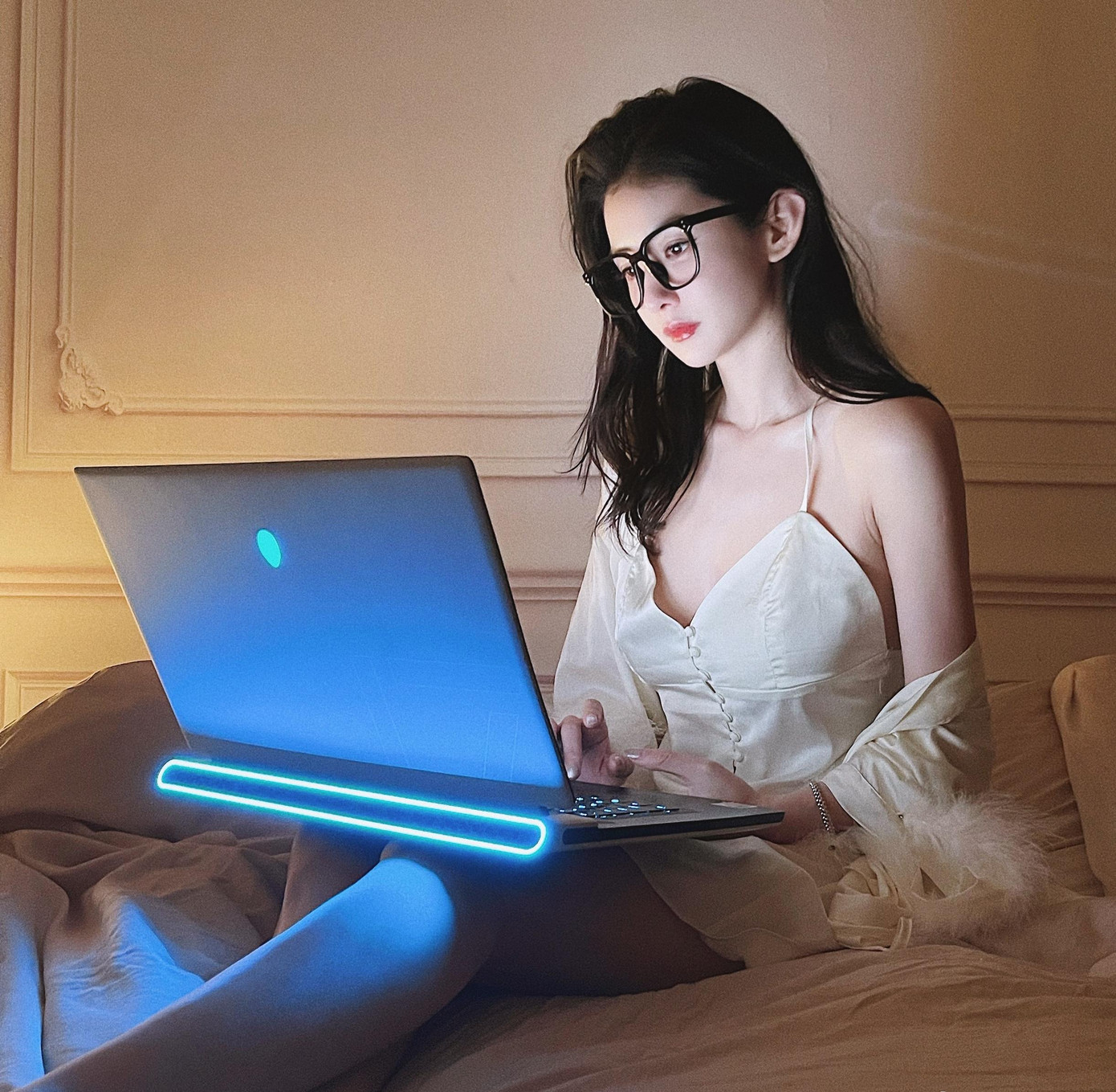 Loan Loan thường khoe cuộc sống xa hoa, đi du lịch nhiều nơi trên trang cá nhân. Cô không ngại quay lại quá trình phẫu thuật thẩm mỹ để có được nhan sắc hoàn hảo hiện tại. Người đẹp này còn chia sẻ các bí kíp làm đẹp để phục vụ chuyện riêng tư. Do đó, danh tiếng của Loan Loan không đẹp trong mắt công chúng. Fan của Lý Dịch Phong từng phản đối khi biết tin thần tượng hẹn hò với cô.