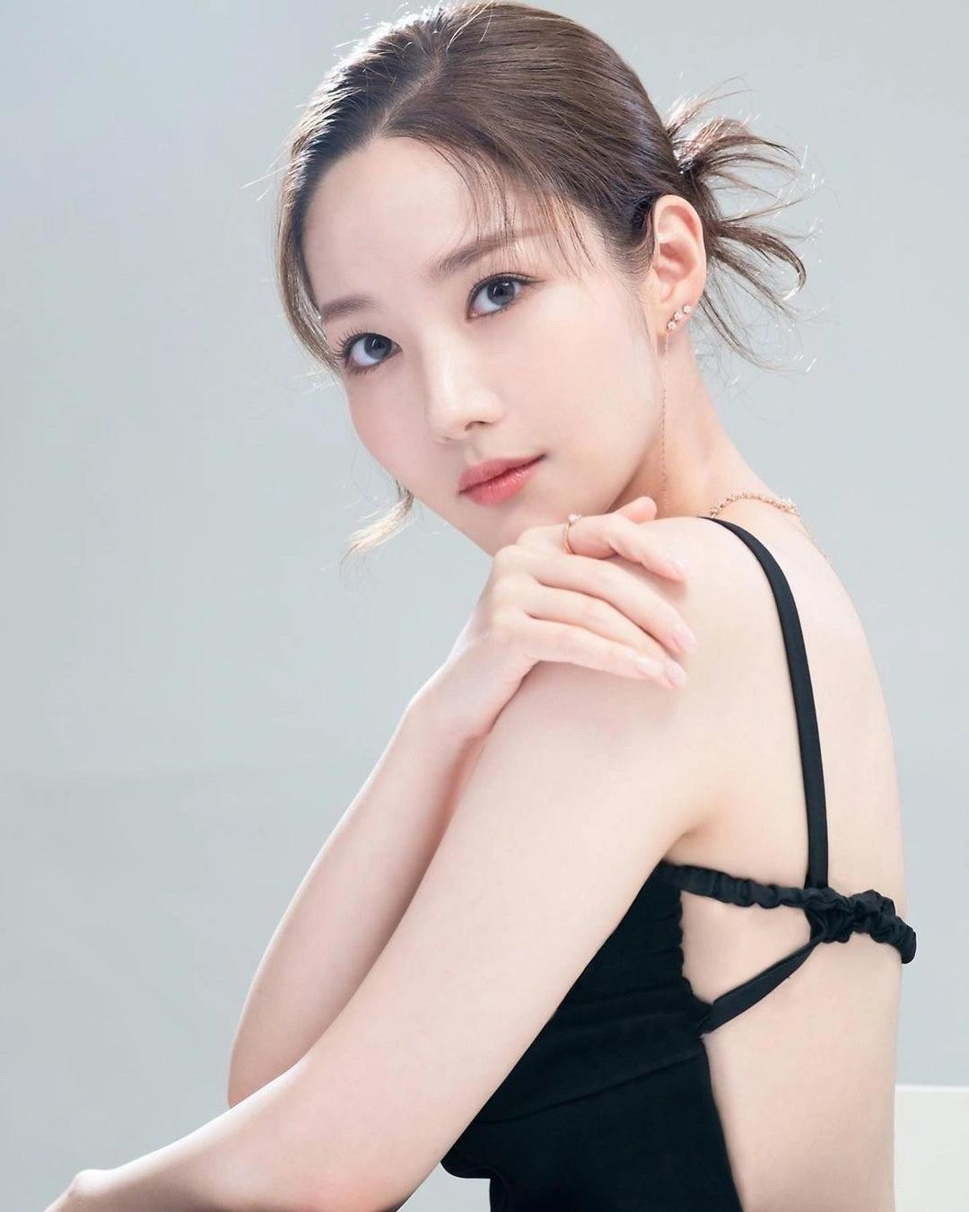 Chị gái của Park Min Young cũng liên quan tới việc làm ăn của Kang Jong Hyun. Chị gái của Park Min Young cũng liên quan tới việc làm ăn của Kang Jong Hyun.