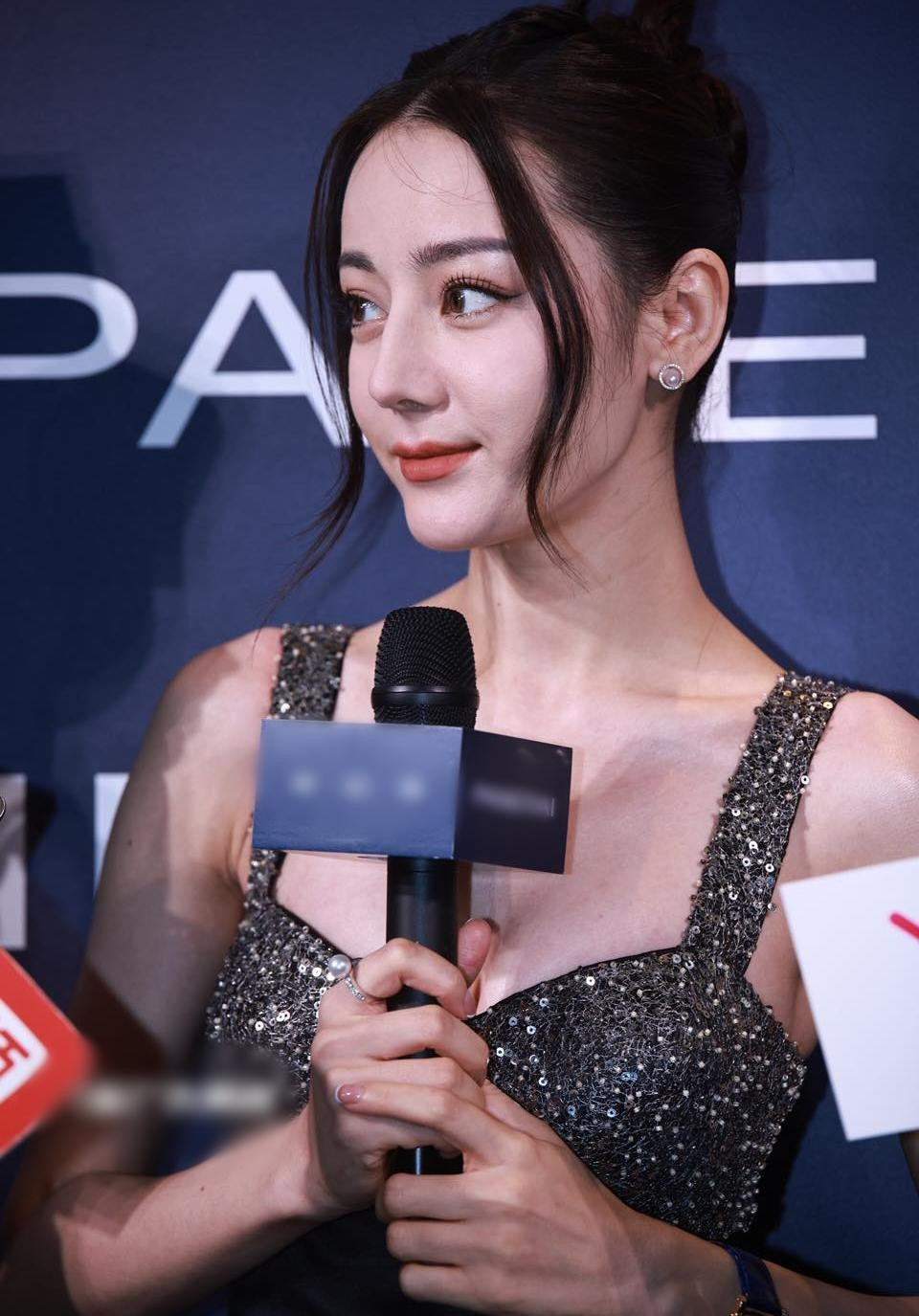 Địch Lệ Nhiệt Ba bị đánh giá có làn da kém tươi tắn trong loạt ảnh chưa qua chỉnh sửa.