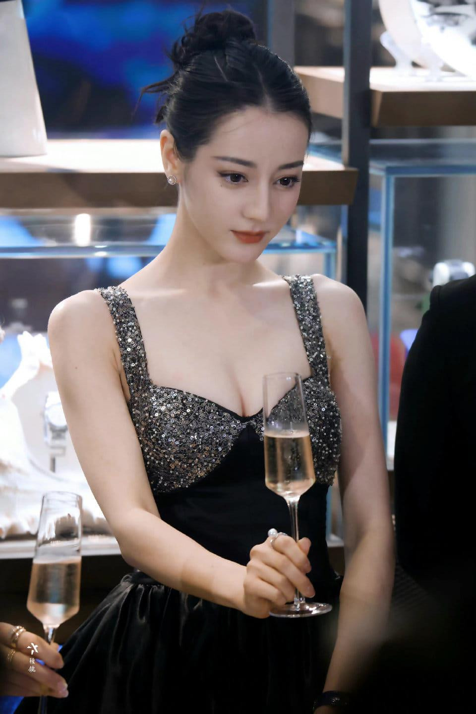 Mỹ nhân Tân Cương nhận hàng trăm nghìn USD cho mỗi lần tham gia sự kiện.