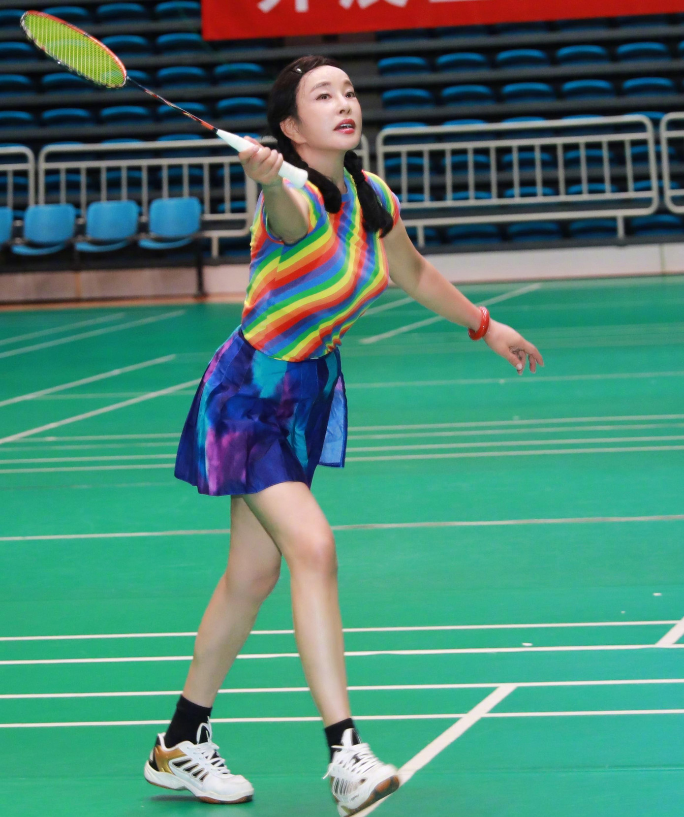 Lưu Hiểu Khánh khoe đôi chân thon thả trong bộ đồ trẻ trung ở tuổi 70. Ảnh: Weibo. Lưu Hiểu Khánh khoe đôi chân thon thả trong bộ đồ trẻ trung ở tuổi 70. Ảnh: Weibo.