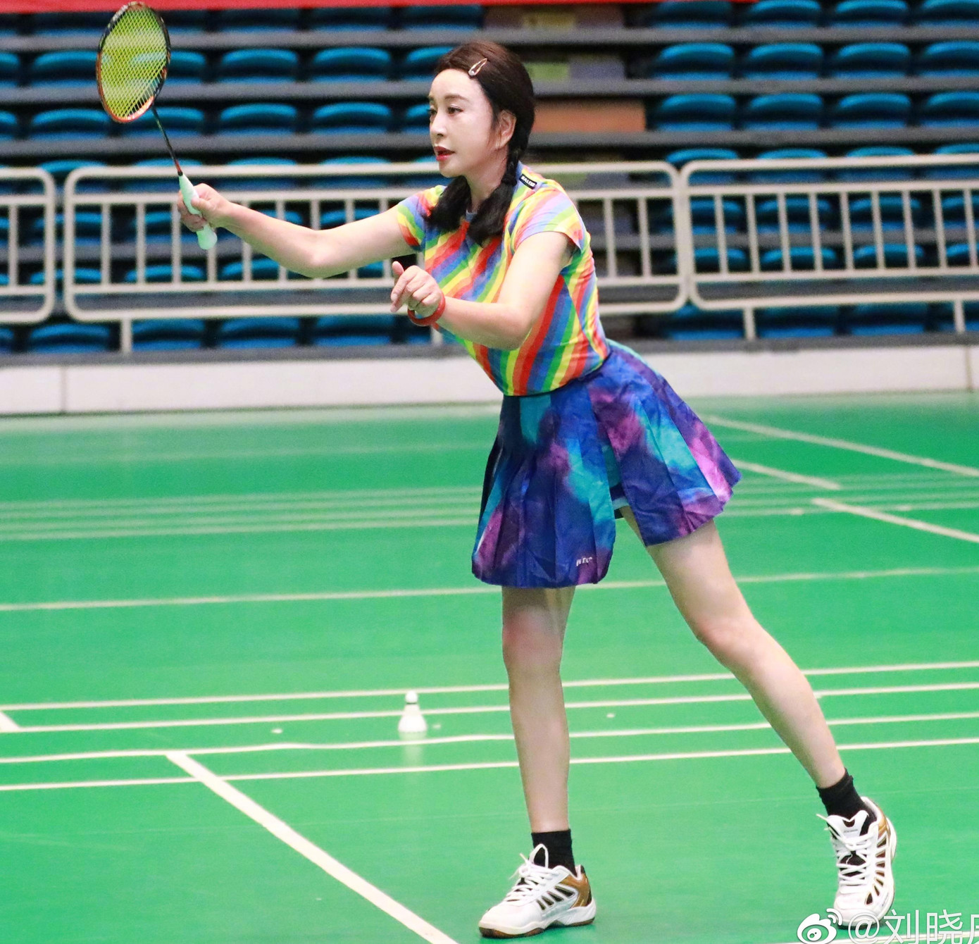 Lưu Hiểu Khánh khoe đôi chân thon thả trong bộ đồ trẻ trung ở tuổi 70. Ảnh: Weibo. Lưu Hiểu Khánh khoe đôi chân thon thả trong bộ đồ trẻ trung ở tuổi 70. Ảnh: Weibo.