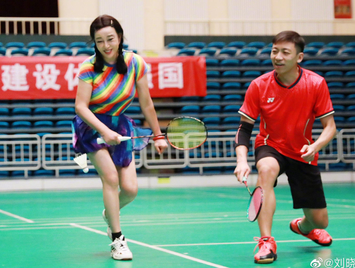 Lưu Hiểu Khánh khoe đôi chân thon thả trong bộ đồ trẻ trung ở tuổi 70. Ảnh: Weibo. Lưu Hiểu Khánh khoe đôi chân thon thả trong bộ đồ trẻ trung ở tuổi 70. Ảnh: Weibo.