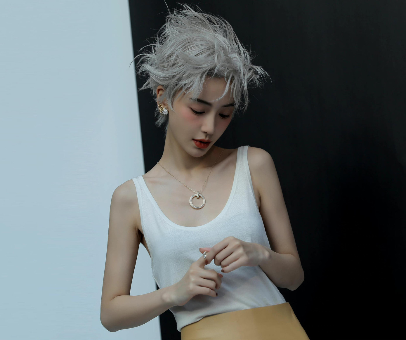 Sina đưa tin Angelababy trở thành gương mặt trang bìa của tạp chí thời trang T China. Người đẹp Vân Trung Ca thử sức với tạo hình tóc ngắn nhuộm trắng. Đây được coi là hình ảnh khó thể hiện, nhưng Angelababy được nhận xét có thần thái mạnh mẽ, quyến rũ.