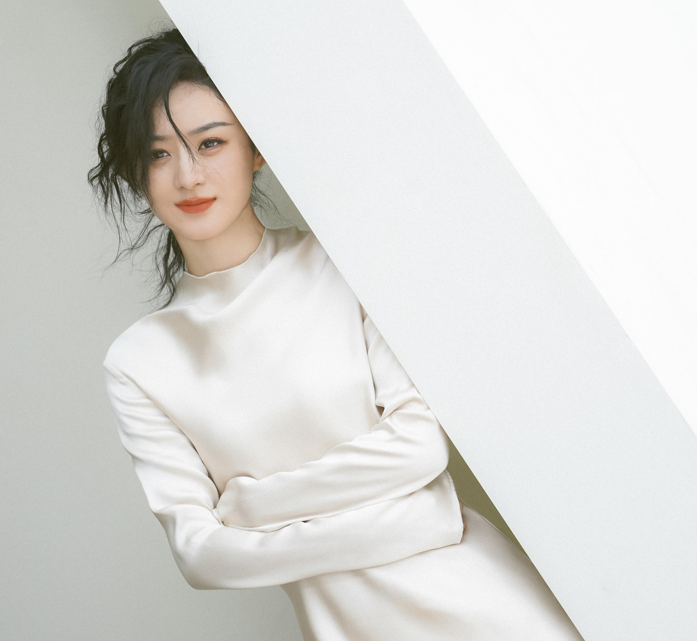 Sina đưa tin ngày 28/9, Triệu Lệ Dĩnh trở thành gương mặt trang bìa của tạp chí L’Officiel số tháng 10. Tháng 10 được coi là số báo quan trọng trong năm, cho thấy vị thế hàng đầu của Triệu Lệ Dĩnh trong giới giải trí Hoa ngữ.