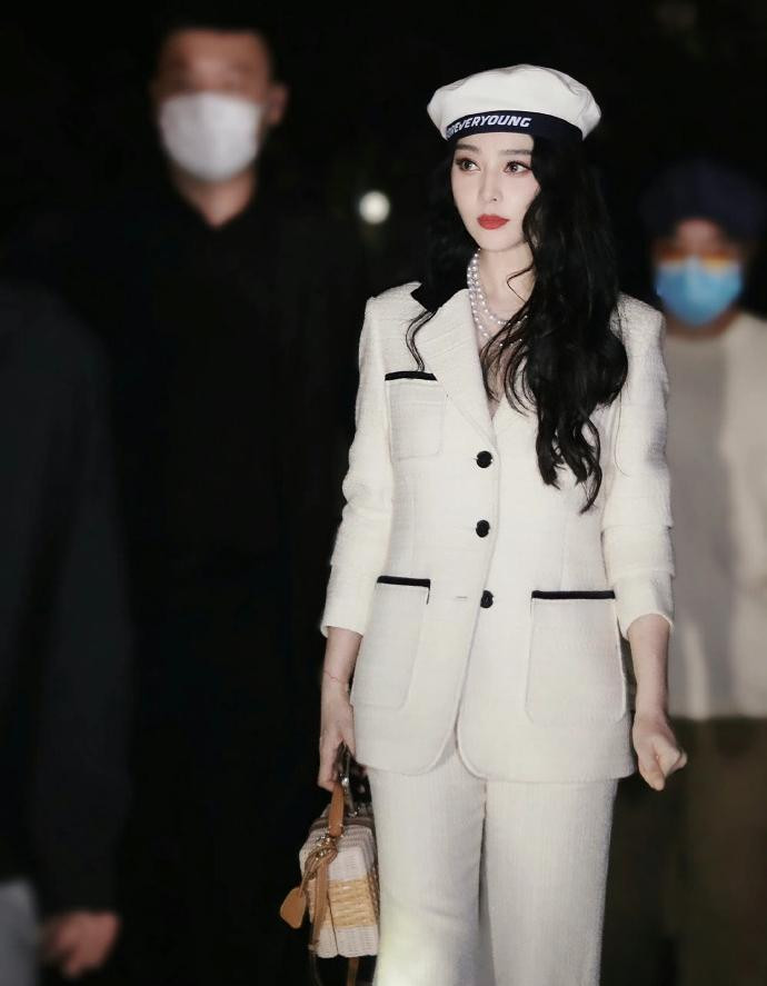 Phạm Băng Băng xuất hiện nổi bật tại Tuần lễ thời trang Thượng Hải 2022.