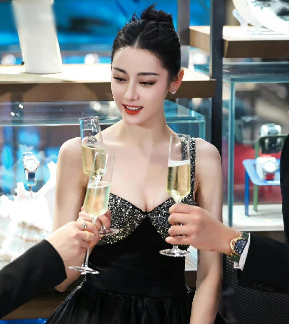 Mỹ nhân Tân Cương nhận hàng trăm nghìn USD cho mỗi lần tham gia sự kiện.