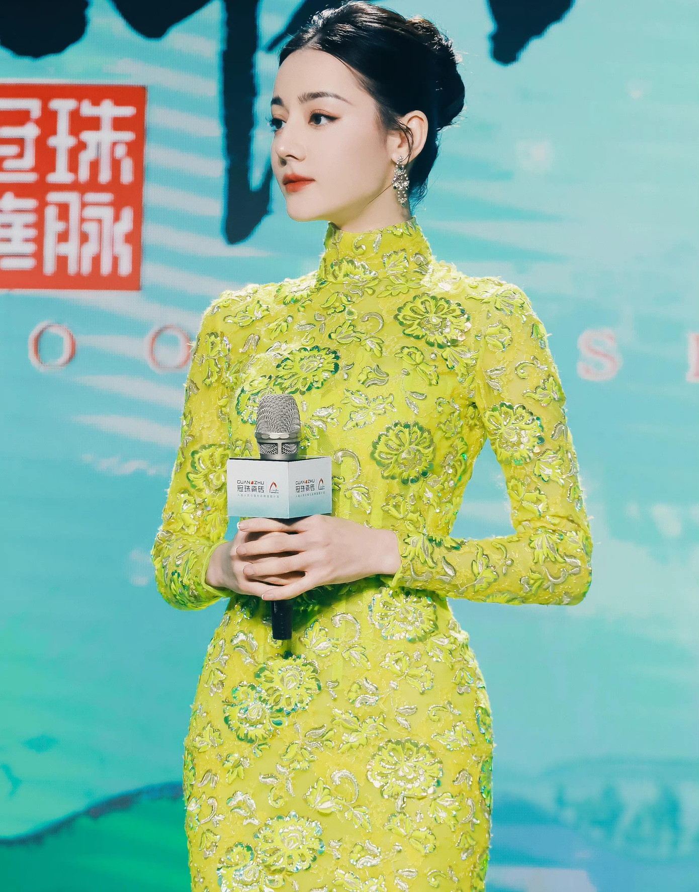 Các từ khóa liên quan tới sắc vóc của nữ diễn viên như "lưng của Địch Lệ Nhiệt Ba quá đẹp", "xương vai của Địch Lệ Nhiệt Ba" nhanh chóng trở thành chủ đề được bàn luận nhiều nhất trên mạng xã hội. Bên cạnh đó, Địch Lệ Nhiệt Ba còn gây ấn tượng khi mặc bộ xường xám màu vàng tôn dáng.