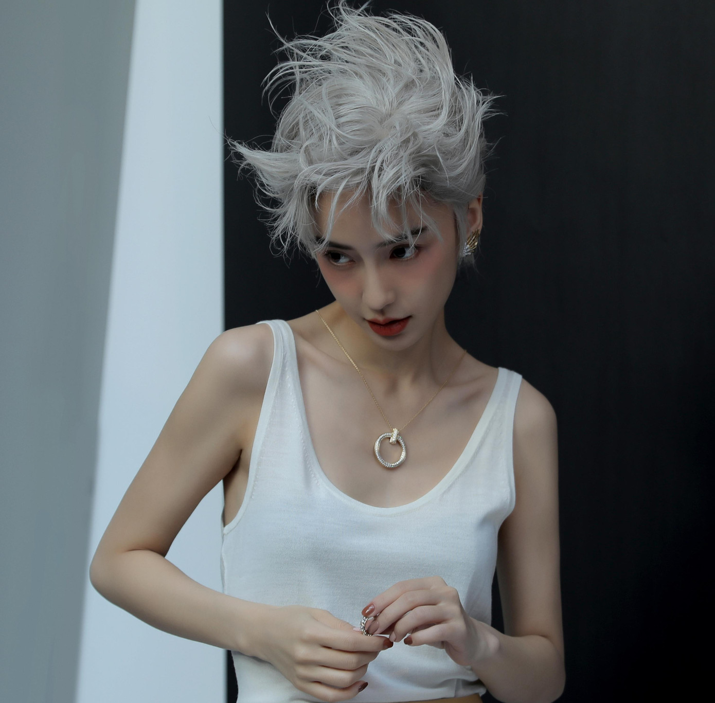 Sina đưa tin Angelababy trở thành gương mặt trang bìa của tạp chí thời trang T China. Người đẹp Vân Trung Ca thử sức với tạo hình tóc ngắn nhuộm trắng. Đây được coi là hình ảnh khó thể hiện, nhưng Angelababy được nhận xét có thần thái mạnh mẽ, quyến rũ.