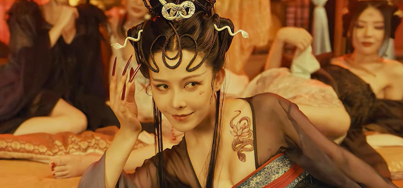 Dàn yêu nữ trang điểm xấu, không đóng vai trò quan trọng, chỉ có nhiệm vụ khoe thân. Ảnh: HK01. Dàn yêu nữ trang điểm xấu, không đóng vai trò quan trọng, chỉ có nhiệm vụ khoe thân. Ảnh: HK01.