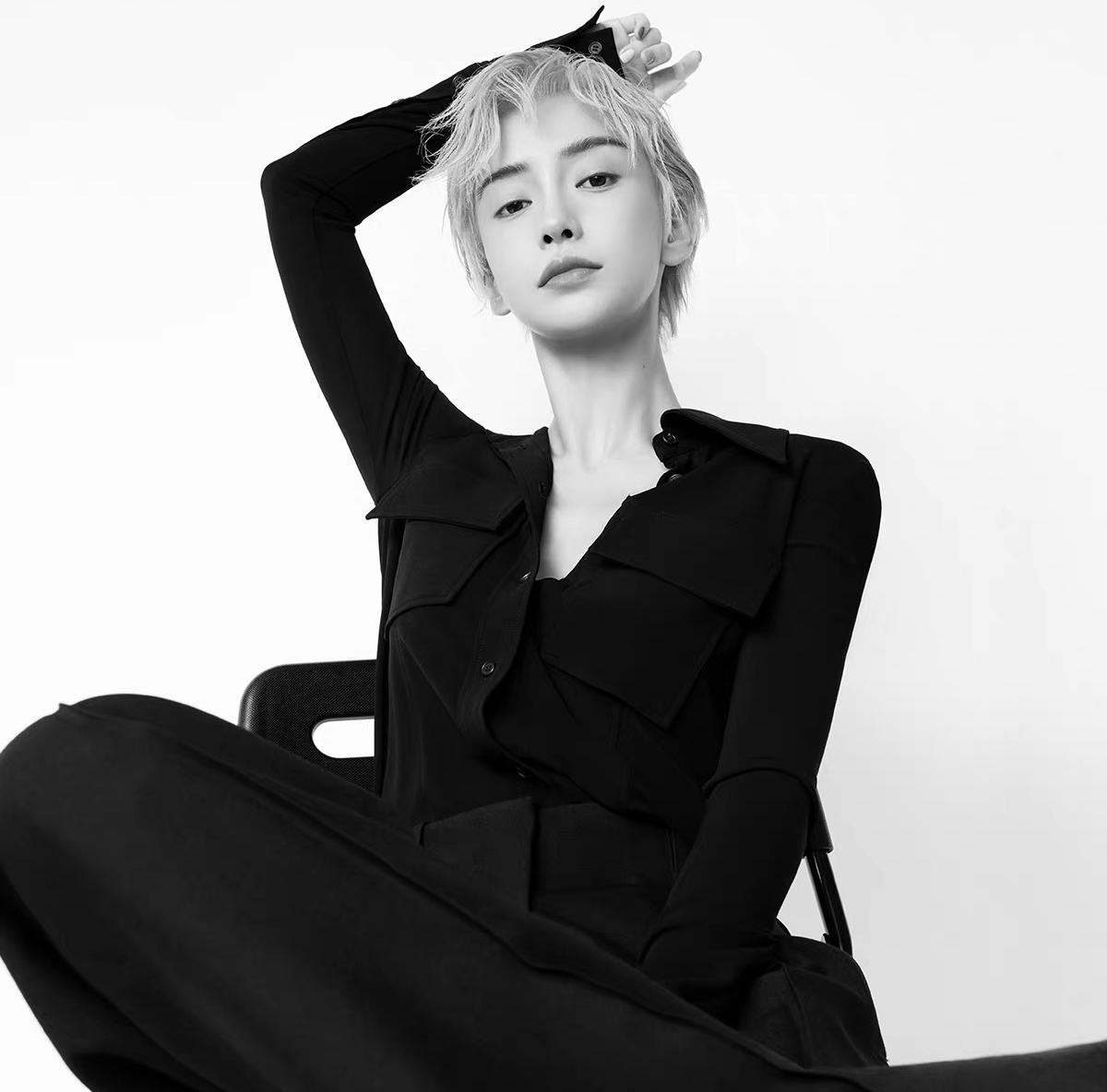 Sắp tới khán giả gặp lại Angelababy trong dự án cổ trang Trần duyên, đóng cặp Mã Thiên Vũ. Sina bình luận do diễn kém, nhiều nhà sản xuất từ chối mời người đẹp đóng phim. Cô bị gọi là "thảm họa diễn xuất". Các dự án của cô không được mong đợi như đồng nghiệp cùng lứa. Angelababy không được giao vai diễn lớn. Cô cũng chỉ đóng cặp với đàn em ít tiếng tăm.