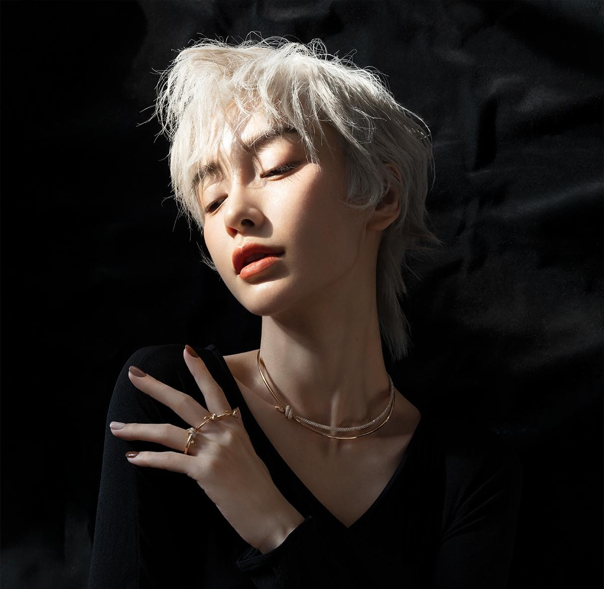 Hiện tại, Angelababy đã trở lại trạng thái độc thân sau khi ly hôn tài tử Huỳnh Hiểu Minh vào tháng 1. Nữ diễn viên tập trung cho sự nghiệp nhưng bị đánh giá là tài nguyên đi xuống.