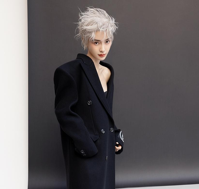 Mới đây, Angelababy còn vướng tai tiếng đi chơi cùng nhóm người mẫu nam trẻ tuổi. Hình ảnh bị một nhân viên thuộc công ty của nữ diễn viên tiết lộ.