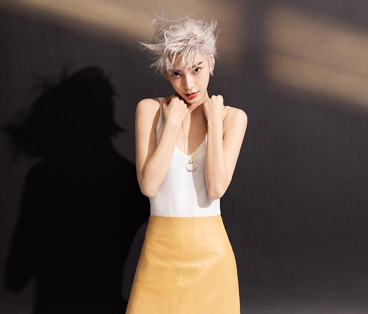 Mới đây, Angelababy còn vướng tai tiếng đi chơi cùng nhóm người mẫu nam trẻ tuổi. Hình ảnh bị một nhân viên thuộc công ty của nữ diễn viên tiết lộ.