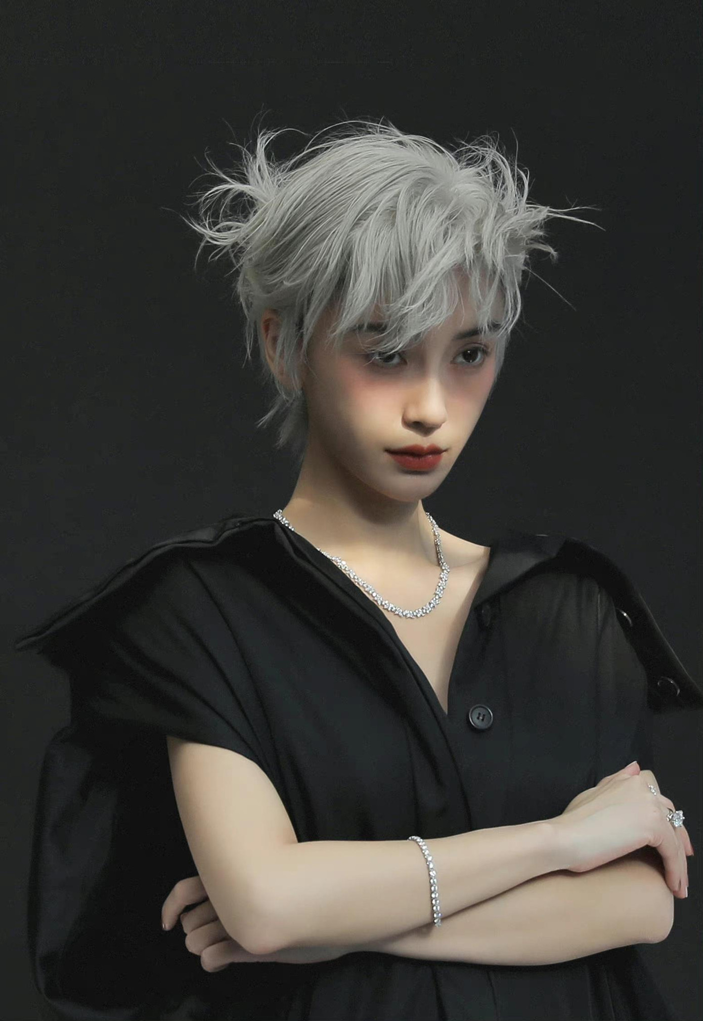 Không tiến bộ trong diễn xuất, vị thế của Angelababy đang dần thụt lùi so với đồng nghiệp và đàn em trong giới giải trí. Nữ diễn viên từng chia sẻ cô muốn cải thiện diễn xuất để con trai không phải xấu hổ vì người mẹ diễn tệ. Do đó, trong phim Dáng hình tình yêu vừa lên sóng, Angelababy đã hạn chế các biểu cảm nhăn mặt, trợn mắt. Song, sự tiến bộ của nữ diễn viên chưa nhiều. Dự án vẫn bị đánh giá chất lượng trung bình.