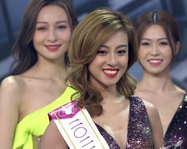 Hoa hậu Hong Kong 2022 bị chê nhan sắc bình thường, lứa tuổi cao. Ảnh: HK01