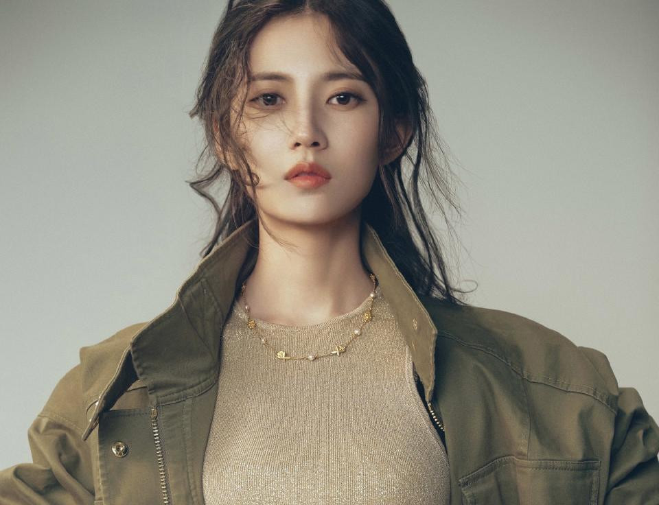 Trần Ngọc Kỳ kém Chân Tử Đan tới 29 tuổi và khả năng diễn xuất gây tranh cãi. Ảnh: Weibo. Trần Ngọc Kỳ kém Chân Tử Đan tới 29 tuổi và khả năng diễn xuất gây tranh cãi. Ảnh: Weibo.