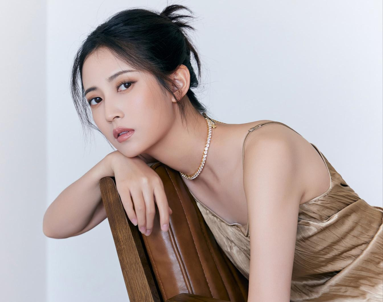 Trần Ngọc Kỳ kém Chân Tử Đan tới 29 tuổi và khả năng diễn xuất gây tranh cãi. Ảnh: Weibo. Trần Ngọc Kỳ kém Chân Tử Đan tới 29 tuổi và khả năng diễn xuất gây tranh cãi. Ảnh: Weibo.