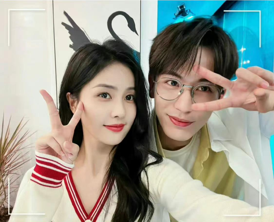 Ngoài đời, cả hai thân thiết. Bạch Lộc được khen ngợi có tính cách vui vẻ, dễ gần.