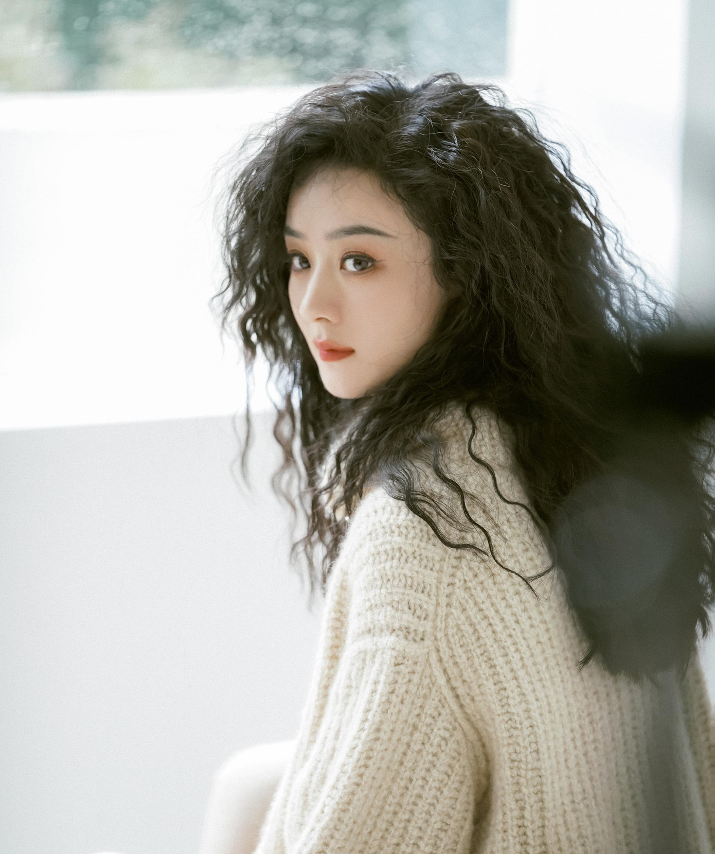 Xuất hiện với những bộ cánh đơn giản, mái tóc bông xù trẻ trung, khác lạ với phong cách trước đây, Triệu Lệ Dĩnh được đánh giá là tạo nên không khí mùa thu lãng mạn, nên thơ.