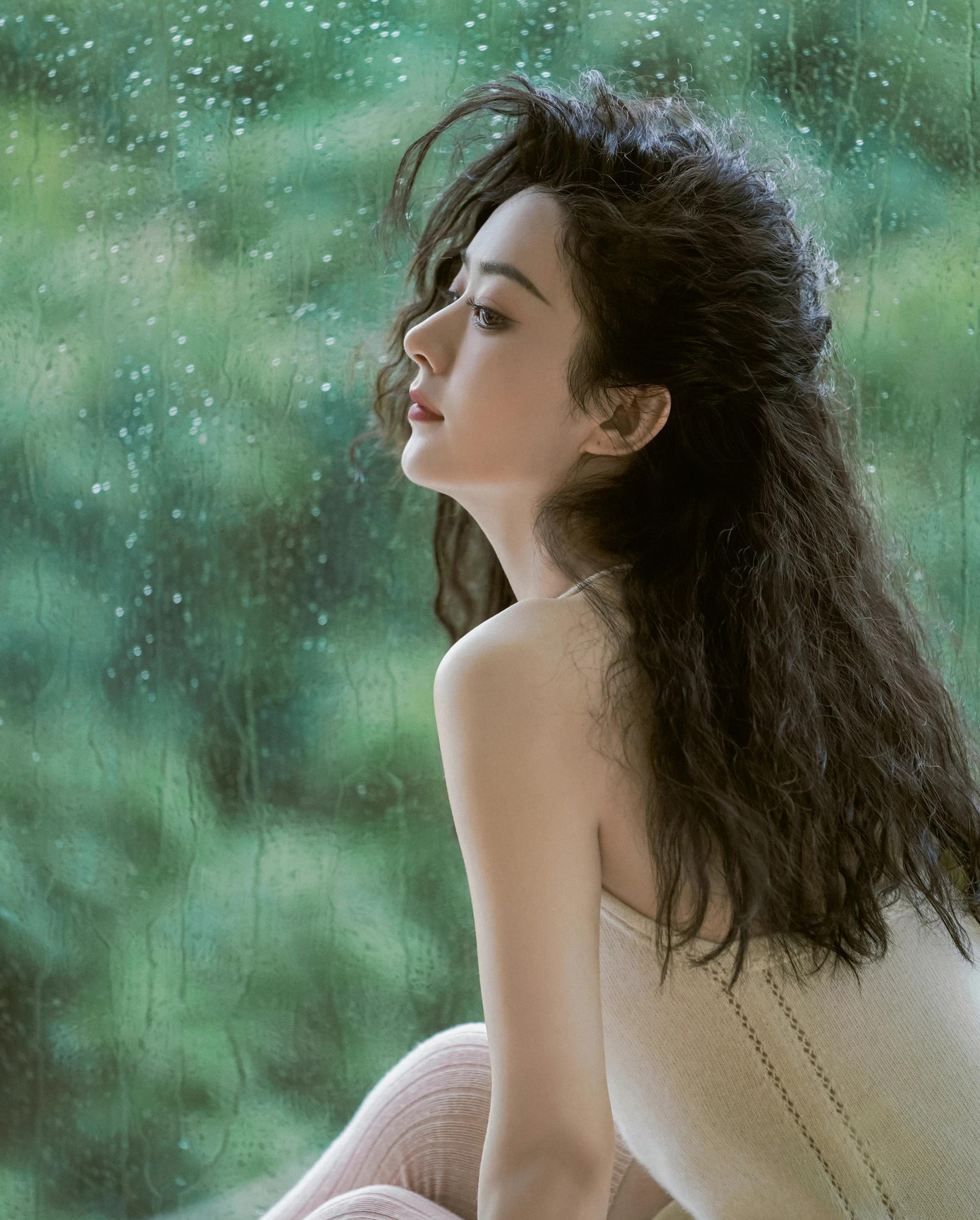 Trong bài phỏng vấn, Triệu Lệ Dĩnh chia sẻ cô thường nhận các nhân vật có ý chí không chịu thua, thẳng thắn, phóng khoáng, đã quyết định sẽ không tiếc nuối: "Những nhân vật này có đặc điểm giống tôi. Cho dù trước kia tôi thể hiện nhân vật ngọt ngào đáng yêu, bọn họ vẫn có nguyên tắc và suy nghĩ của chính mình".