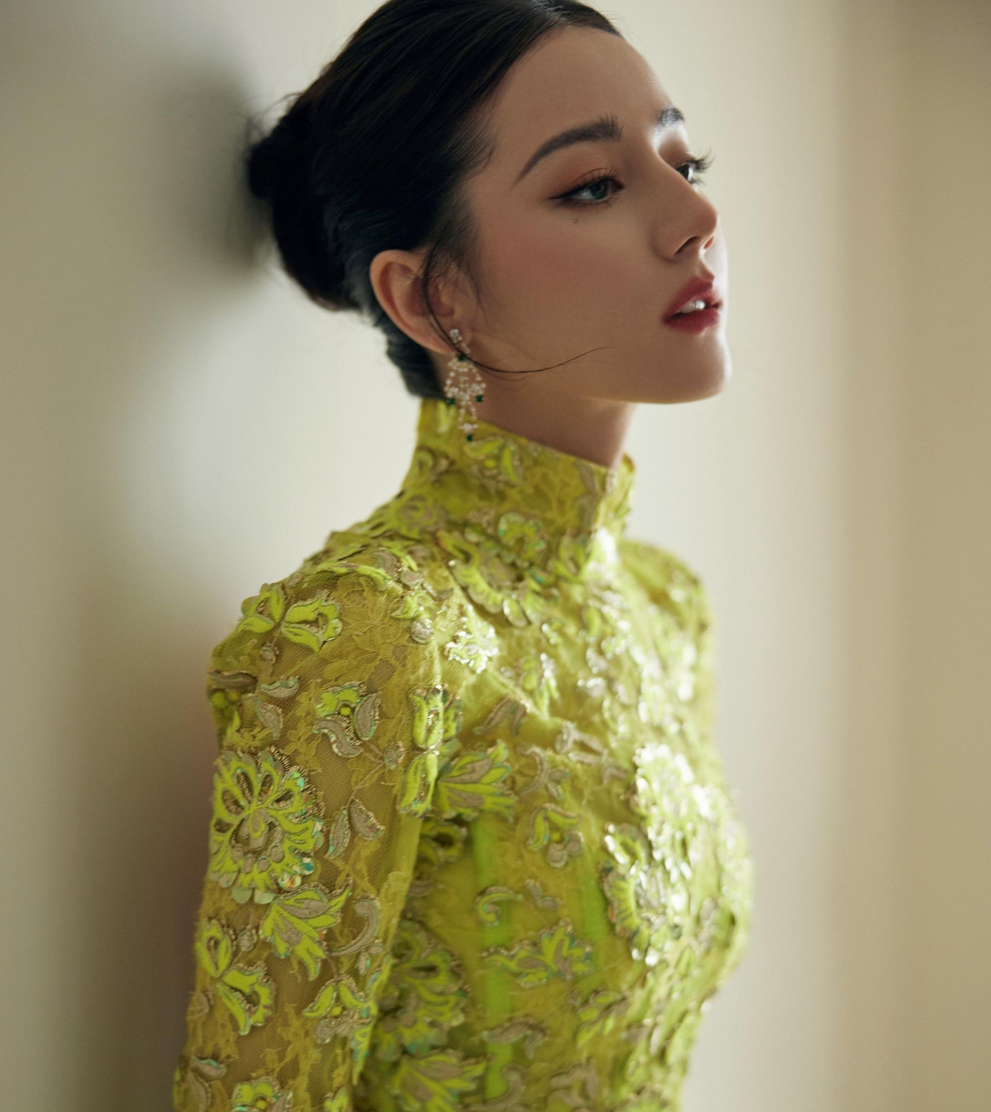 Theo Sina, Địch Lệ Nhiệt Ba đang học theo các đàn chị Phạm Băng Băng và Dương Mịch, tận dụng ưu thế về ngoại hình để gây ấn tượng với công chúng. Mỗi lần tham gia sự kiện hay xuất hiện trên thảm đỏ, Địch Lệ Nhiệt Ba đều chăm chút từng chi tiết như trang phục, kiểu tóc, trang sức để khán giả không nhàm chán.