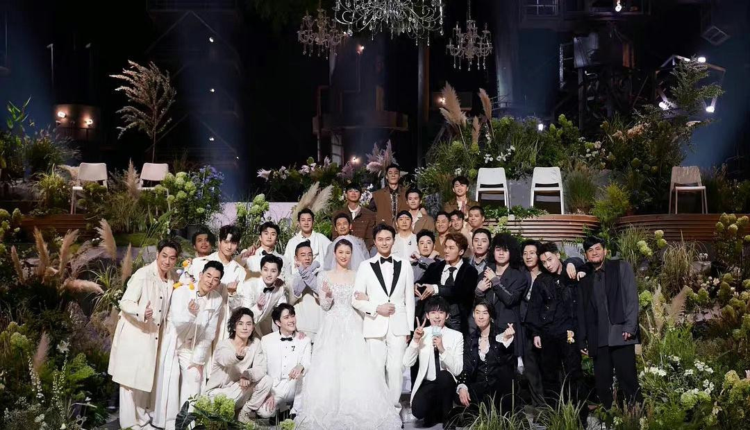 Trên sân khấu, Trương Trí Lâm đã bật khóc khi trao nhẫn cưới cho bà xã. Khán giả thấy rõ sự xúc động của nam diễn viên, cũng thấy được tình yêu mà anh dành cho Viên Vịnh Nghi. &quot;Thành tựu lớn nhất của tôi chính là gặp được Viên Vịnh Nghi&quot;, Trương Trí Lâm từng chia sẻ.