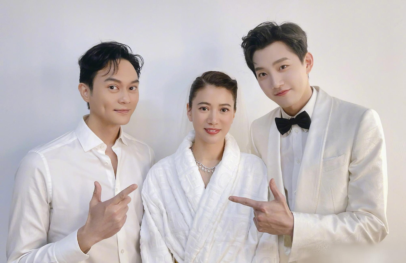 Hôn lễ của Viên Vịnh Nghi và Trương Trí Lâm trở thành đề tài được bàn luận nhiều trên mạng xã hội Trung Quốc vì được tổ chức xúc động, lãng mạn, hoành tráng.