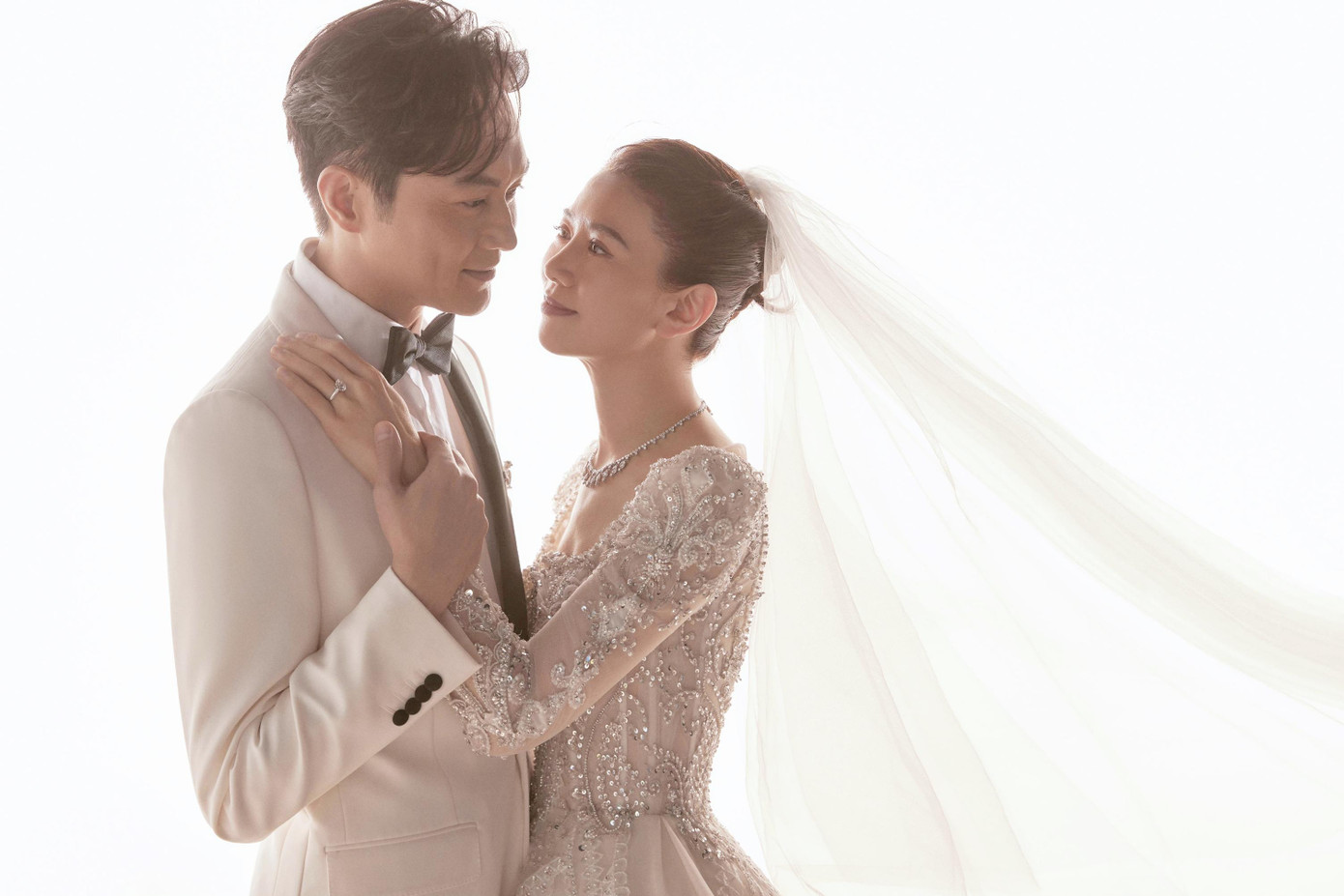 Vợ chồng Viên Vịnh Nghi và Trương Trí Lâm từng tham gia nhiều show giải trí. Họ nổi tiếng là cặp đôi sống hài hòa, biết nhường nhịn, bù đắp những thiếu sót cho nhau. Nam diễn viên còn nổi tiếng là người đàn ông sợ vợ bậc nhất Cbiz. Song, dẫu Viên Vịnh Nghi &quot;đanh đá&quot;, Trương Trí Lâm chỉ mong được &quot;chịu đựng&quot; vợ thật lâu.