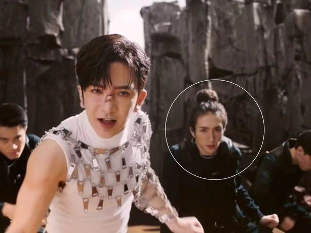 Lư Hãn Đình và vũ công Lý Khải Ngôn là bạn thân. Lư Hãn Đình sốc tâm lý khi chứng kiến bạn bị thương nặng. Ảnh: Sina. Lư Hãn Đình và vũ công Lý Khải Ngôn là bạn thân. Lư Hãn Đình sốc tâm lý khi chứng kiến bạn bị thương nặng. Ảnh: Sina.