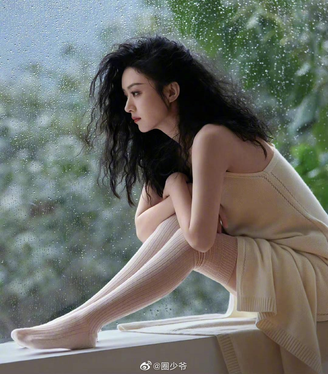 "Trong nguyên tác, Thẩm Ly sử dụng thương thành thạo như cánh tay của mình, nên tôi huấn luyện võ thuật không ngừng nghỉ. Lúc luyện tập, người đầu tiên xui xẻo chính là tôi, thường xuyên bị thương đập trúng đầu, sau đó có khả năng sẽ ngộ thương người khác", Triệu Lệ Dĩnh nói.